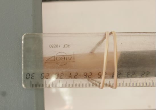 Equilibre d'une règle et d'un marteau bord de table.JPG