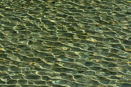 Réflexion de la lumière 270px-Mallnitz Stappitzer See Wasseroberfl che 02.jpg
