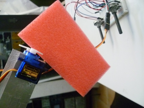 Pince avec arduino 500px-Pince servo.JPG