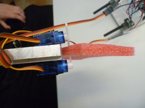 Pince avec arduino 500px-Pince servo2.JPG