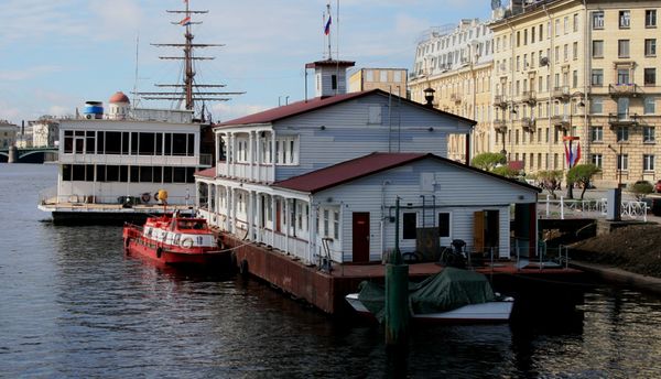 Maison flottante sur le fleuve Neva (Russie)