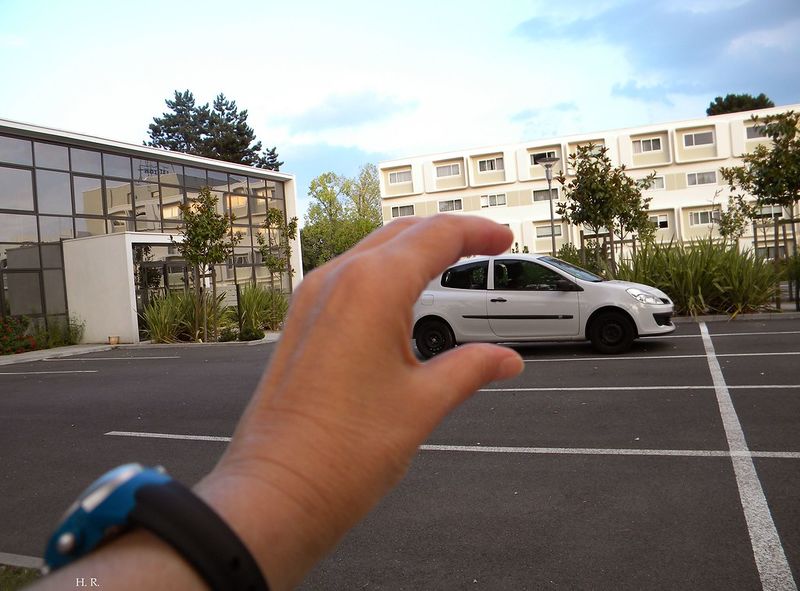 Faire tenir une voiture dans la main voiture.jpg