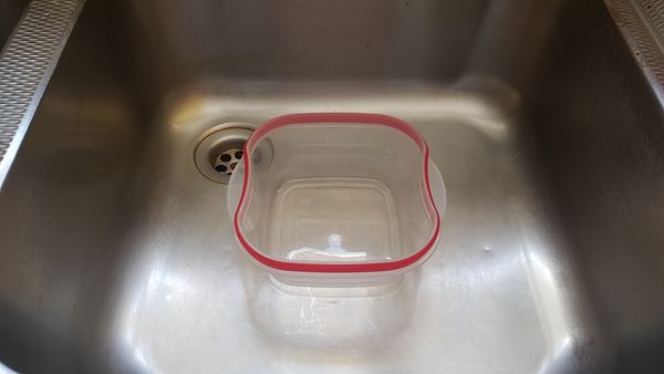 Eponge contre inondation placer bac dans vier.jpg