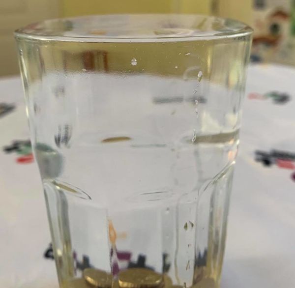 Combien de pièces peut-on mettre dans un verre rempli d'eau 54230792 2292012064410676 7110250128677535744 n.jpg