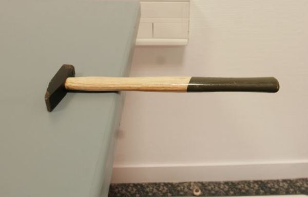 Equilibre d'une règle et d'un marteau marteau en quilibre dans le vide.JPG