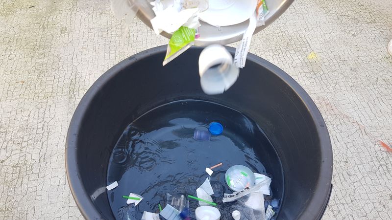 Fichier:Continent plastique Ajout d chets.jpg