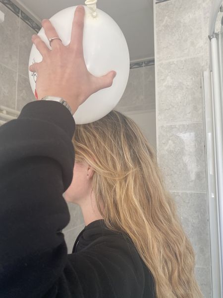Fichier:La douche du ballon cheveux.jpg