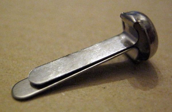 Item-Attache parisienne Attache parisienne.JPG