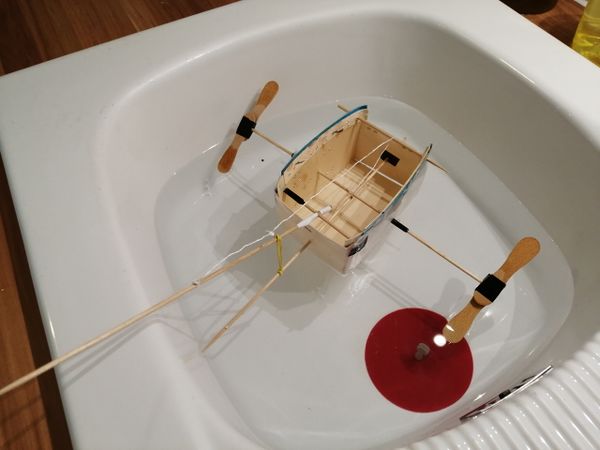 Bateau propulsion lastique Test flottaison 2.jpg
