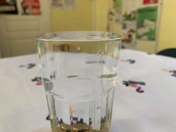 Combien de pièces peut-on mettre dans un verre rempli d'eau 53378256 333882044139595 5439875096007147520 n.jpg