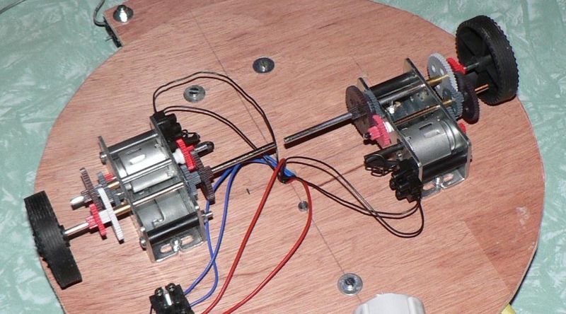 Fichier:Robot lectro-mecanique dessous.jpg