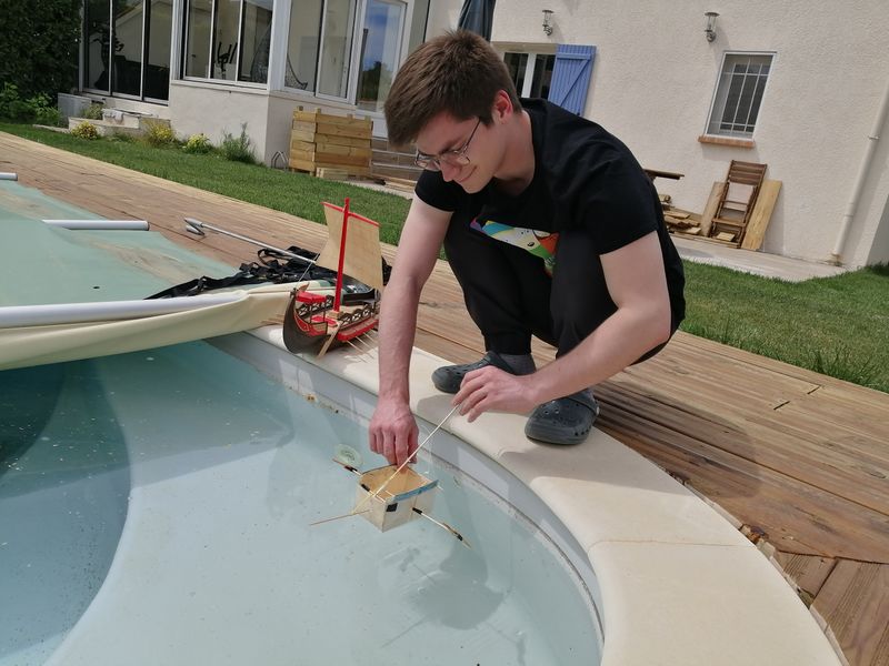 Fichier:Bateau propulsion lastique Test pisicine4.jpg