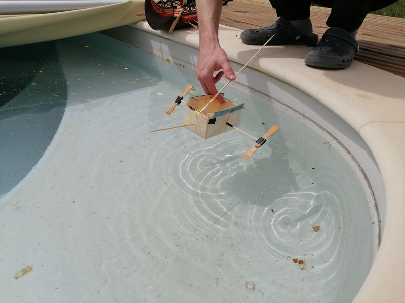 Fichier:Bateau propulsion lastique Test psicine.jpg