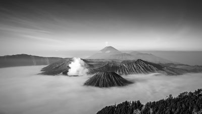 Volcans_par_milliers_zein-mubaraq-M1dvH-BNovo-unsplash.jpg
